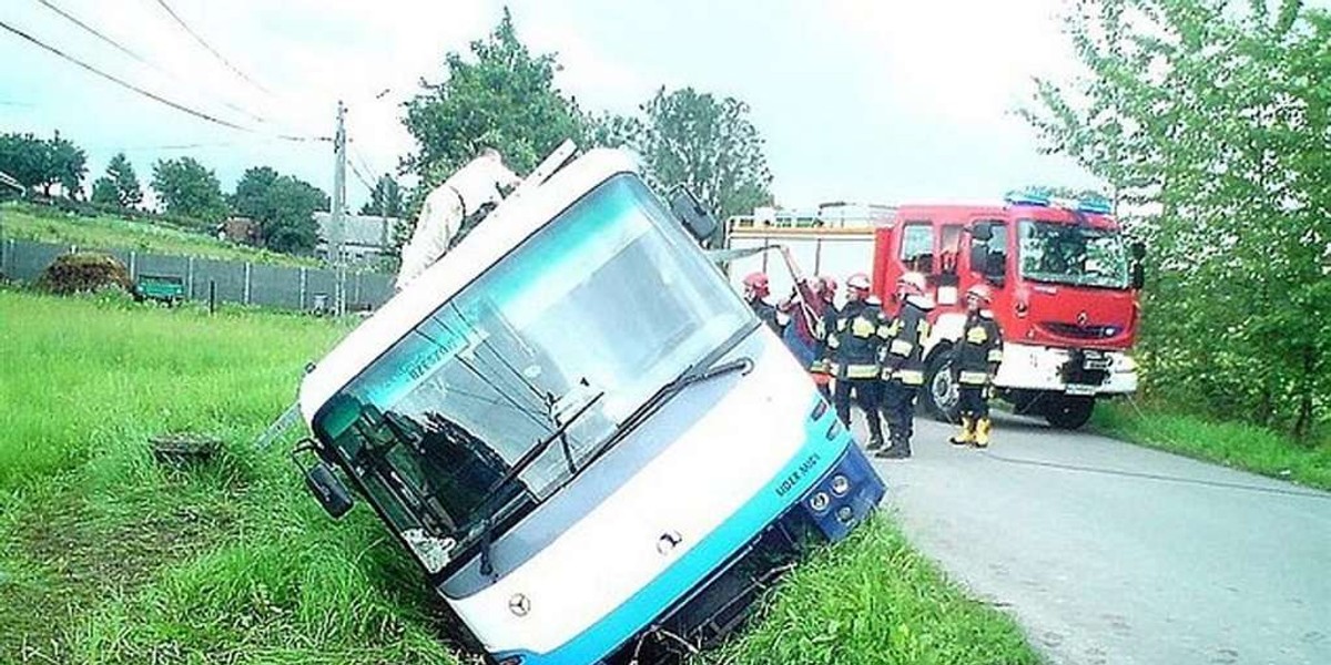 Groza pasażerów. Autobus wpadł do rowu!