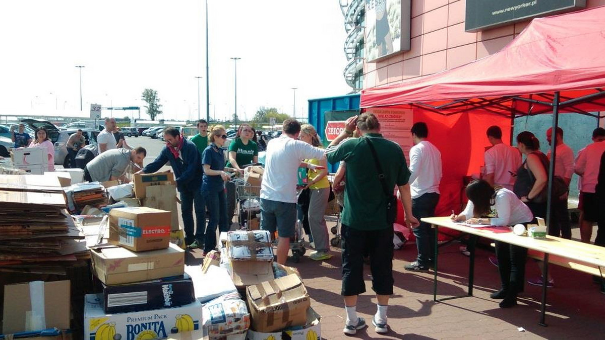 Mieszkańcy Wrocławia i okolic nie zawiedli. Podczas zbiórki zorganizowanej przez Park Handlowy Auchan Bielany zebrano ponad 17 ton makulatury i ponad tonę elektrośmieci. W zamian rozdano 300 sadzonek roślin i 600 energooszczędnych żarówek.