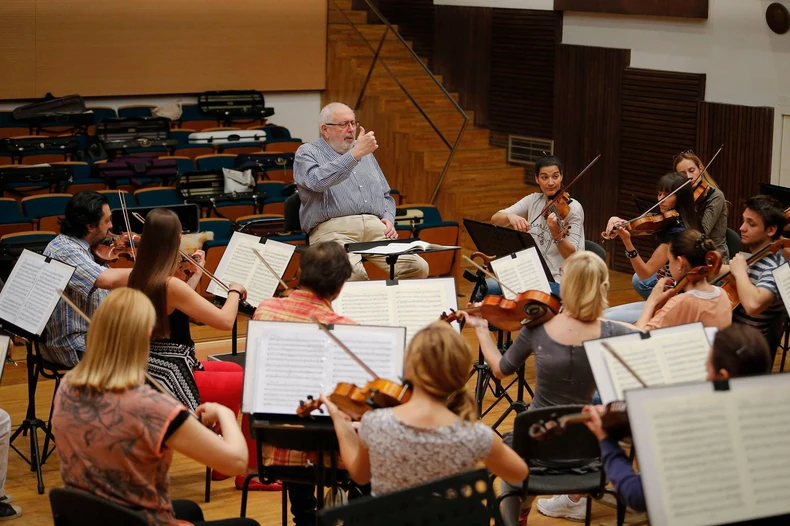 Mihail Jurovski na probi sa filharmoničarima