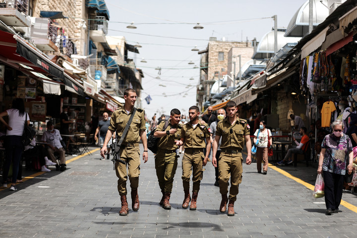 Izraelczycy nie mają już obowiązku noszenia maseczek na zewnątrz