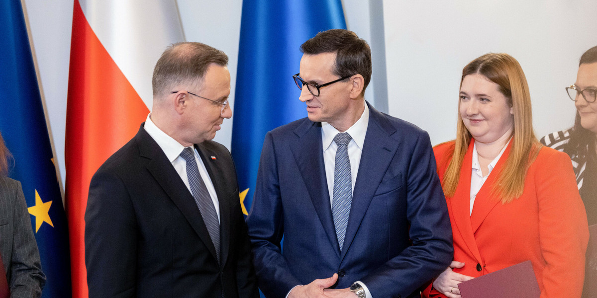 Były premier Mateusz Morawiecki i prezydent Andrzej Duda podczas zaprzysiężenia rządu dwutygodniowego 27 listopada 2023 r.
