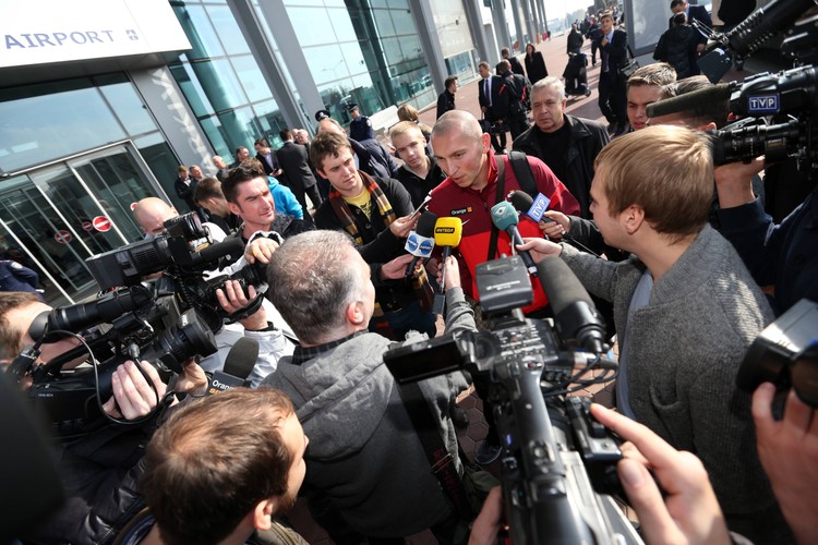 Ukraińcy witali polskich piłkarzy chlebem i solą