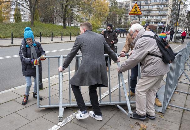 W czasie rozpoczęcia obrad nowo wybranego Sejmu aktywiści zaczęli demontować barierki wokół gmachu