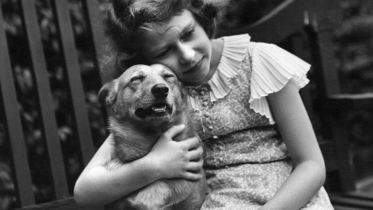 Elżbieta II z psem w 1936 roku