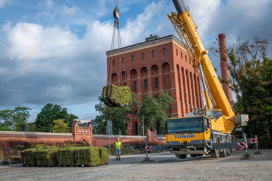 Przy montażu zielonego dachu pracował m.in. potężny dźwig
