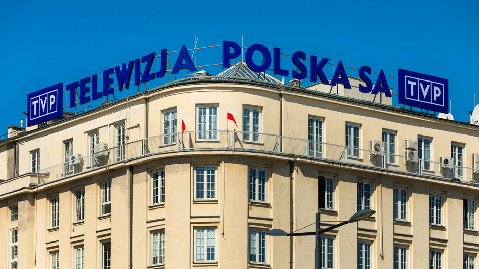Logo Telewizji Polskiej S.A. przy placu Powstańców Warszawy