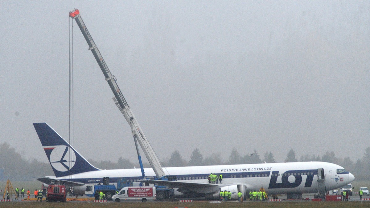 Warszawska prokuratura okręgowa wszczęła śledztwo dotyczące wtorkowego awaryjnego lądowania Boeinga 767 na warszawskim lotnisku im. Chopina. Prawdopodobnie na początku przyszłego tygodnia rozpoczną się przesłuchania pasażerów, będą miec oni status pokrzywdzonych.