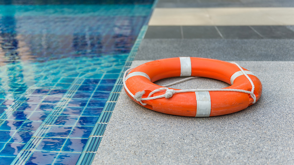 Po rozróbach, jakich w sezonie letnim w 2015 roku dopuszczali się kibole na łódzkim kąpielisku Wodny Raj, władze miasta postanowiły poradzić sobie z "basenową chuliganerią".