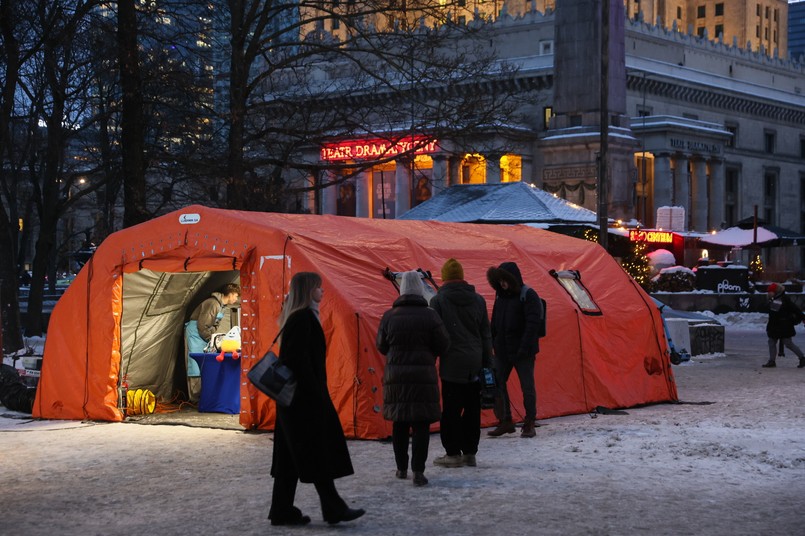 ogrzewany namiot przy stacji metra Centrum