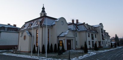 Ksiądz pedofil mieszka w Puszczykowie. Mieszkańcy protestowali przed zakonem