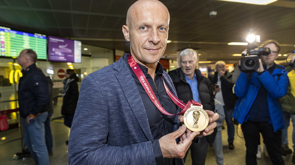 Szymon Marciniak wraz z medalem z finału mistrzostw świata (22 grudnia 2022 r.)