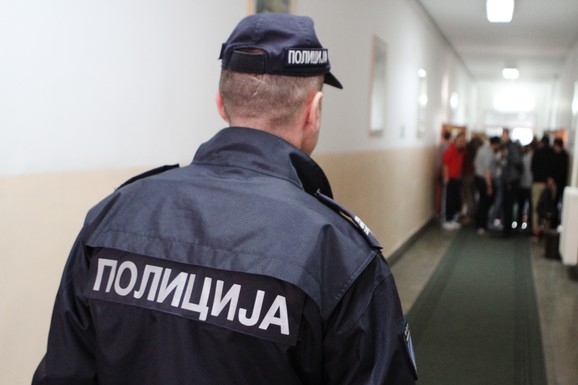 DAVIO, UDARAO, VREĐAO UČENIKE Roditelji povukli decu iz škole u Novom Slankamenu zbog nasilnog đaka