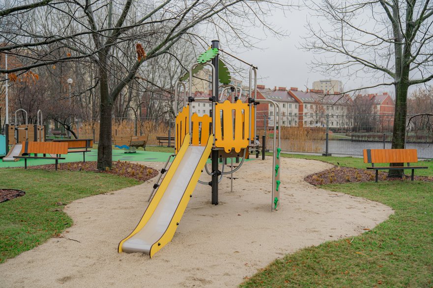 Jest wyjątkowy. Nowy plac zabaw na Bielanach w Warszawie otwarty