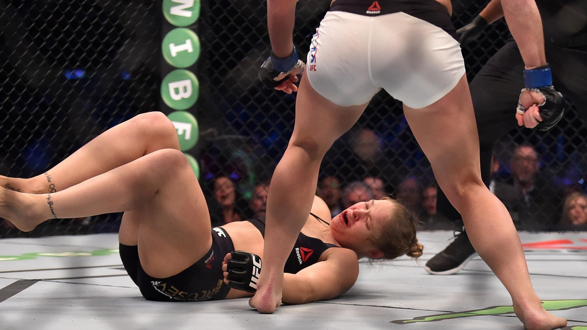 Była mistrzyni wagi koguciej UFC Ronda Rousey otrzymała zawieszenie medyczne, które może potrwać nawet pół roku. To efekt przegranej przez nokaut walki z Holly Holm. Istnieje jednak możliwość, że medalistka igrzysk olimpijskich w Pekinie wróci do akcji znacznie wcześniej.