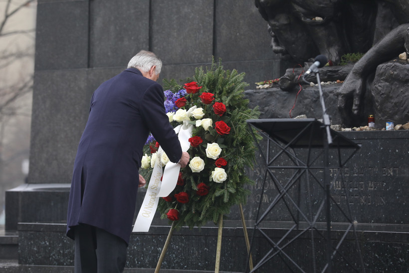 Sekretarz stanu Stanów Zjednoczonych Rex Tillerson składa wieniec przy pomniku Bohaterów Getta w Warszawie.
