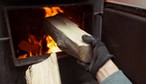 Nawet 5 tysięcy złotych kary dla właścicieli kominków. W taki sposób rozpalać już wolno
