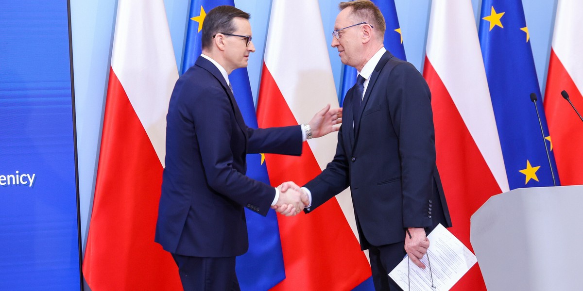 Premier Mateusz Morawiecki i minister rolnictwa Robert Telus.