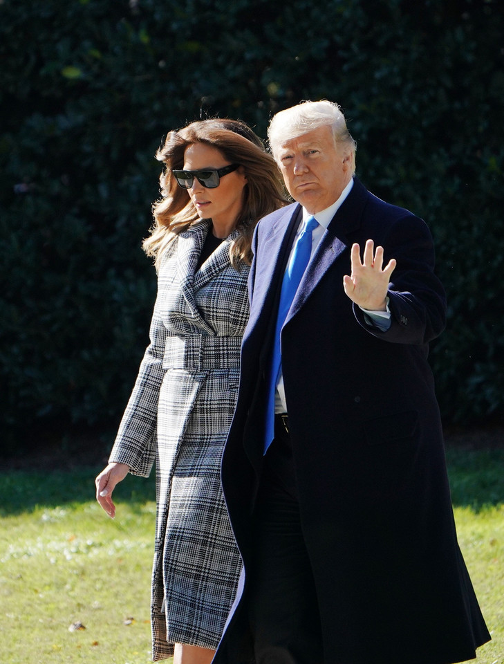 Melania Trump dwa razy w modnej kracie. Który płaszcz lepszy?