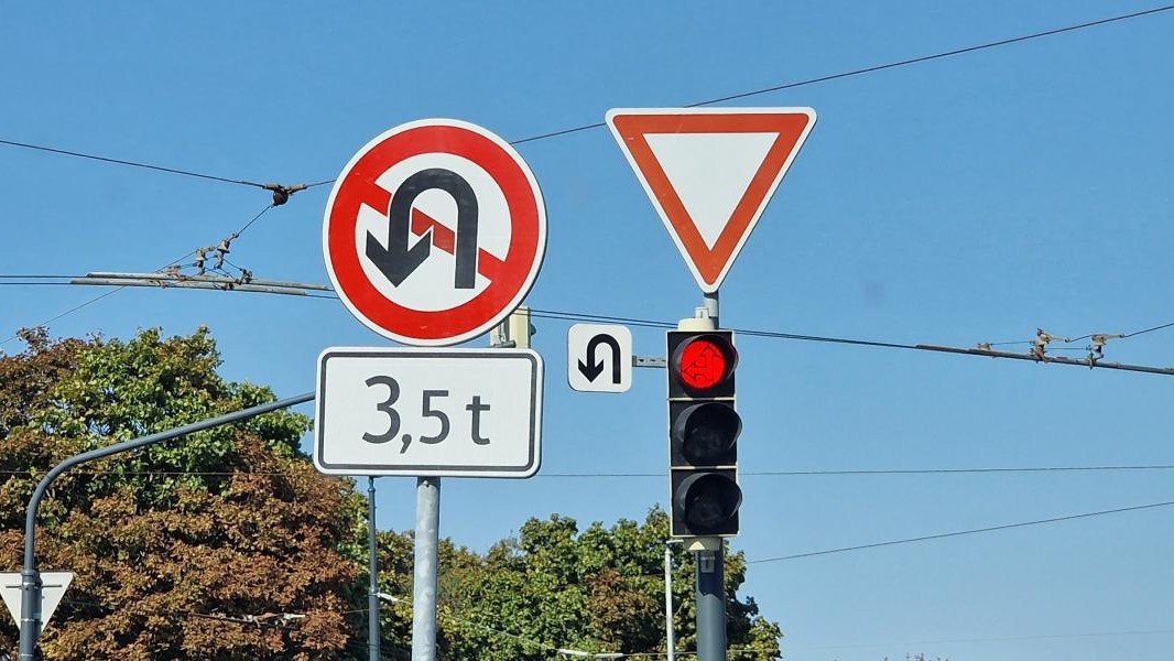 Dopravné značenie na križovatke Kazanská a Uzbecká v Bratislave v smere na Dolné Hony. V tejto riadenej križovatke sa môžete otáčať, ak má vozidlo do 3,5 tony.