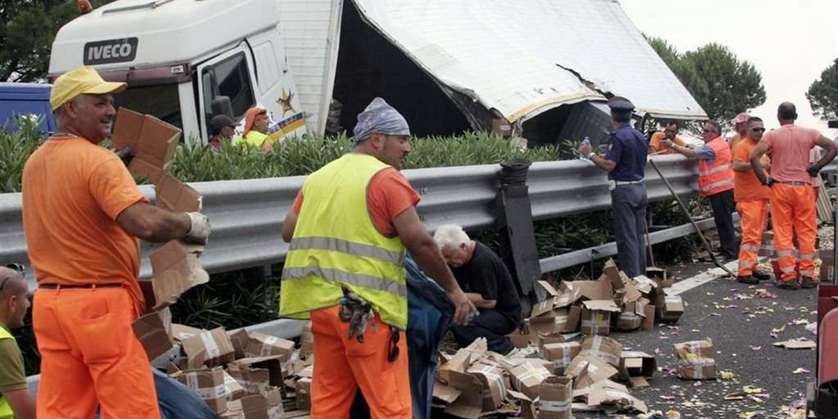 Ludzie natychmiast rzucili się zbierać pieniądze rozsypane na włoskiej autostradzie