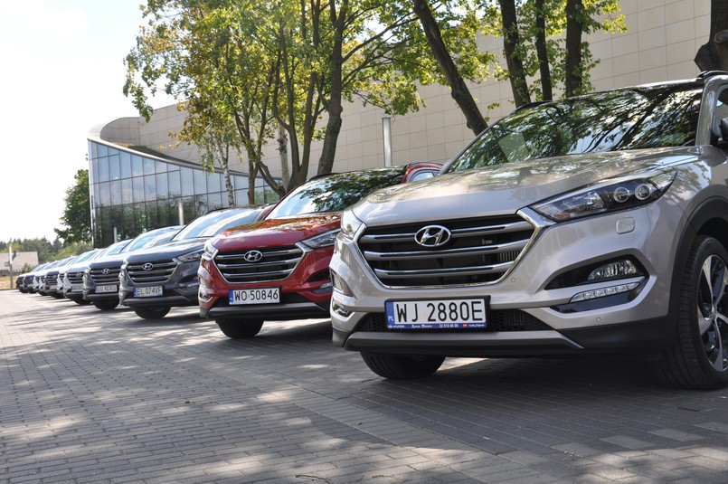 Na polskim rynku debiutuje właśnie nowy hyundai tucson, który w ofercie zastąpi model ix35. Auto można już zamawiać. Stylistycznie nowy tucson przypomina większego SUV-a, czyli santa fe. Nad wyglądem najmłodszego dziecka pracowały trzy centra projektowe Hyundaia: w Korei, USA i Niemczech - pod nadzorem Petera Schreyera, szefa designu Hyundai Motor Group (Schreyer wcześniej pracował dla Volkswagena).