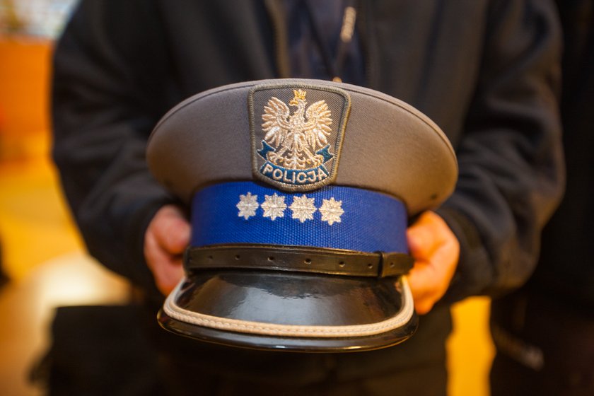 Policyjna czapka, którą dostał chory chłopiec od policjantów