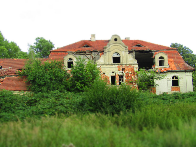 Dwór Glinka – zrujnowany pałac w Glince pod Górą. Nieopodal biegła trasa kolejowa Leszno-Krzelów, a w samej wsi znajdował się jeden z przystanków