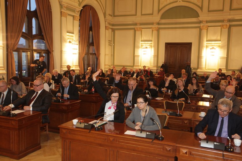 Radni PiS domagają się odejścia Pawła Adamowicza