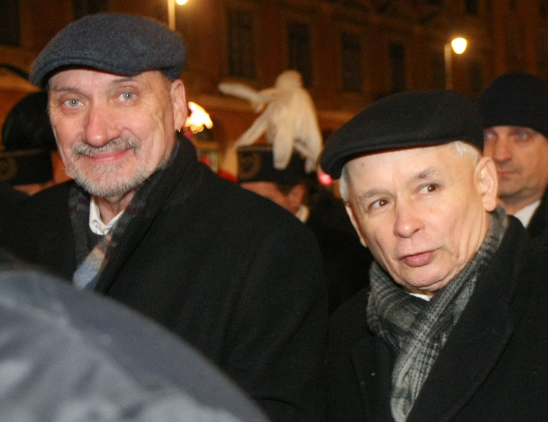 Antoni Macierewicz i Jarosław Kaczyński podczas miesięcznicy smoleńskiej, 2013 r.