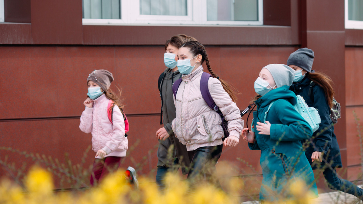 W czwartek Szkoła Podstawowa nr 3 w Biskupcu wznowi zajęcia po wakacjach - podała dyrekcja placówki. Termin rozpoczęcia roku szkolnego został tam przesunięty z powodu wykrycia zakażenia koronawirusem u męża jednej z nauczycielek.