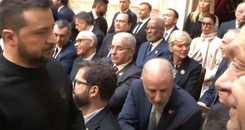 Rzadka okazja. Zełenski zamienił kilka słów z Orbanem, a świat próbuje czytać im z ust...