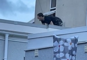 Muškarac beži preko krovova