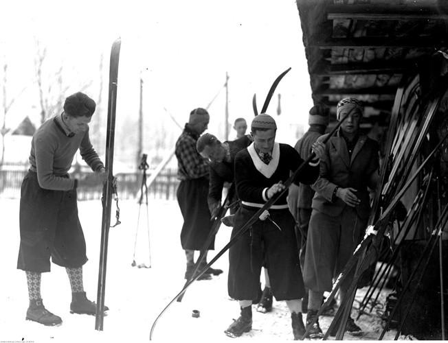 Narciarze podczas smarowania nart