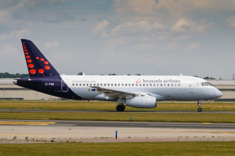 Suchoj Superjet 100 w barwach Brussels Airlines. Na kadłubie widoczna irlandzka flaga i rejestracja linii CityJet tego kraju, rozpoczynająca się od symbolu literowego "EI"