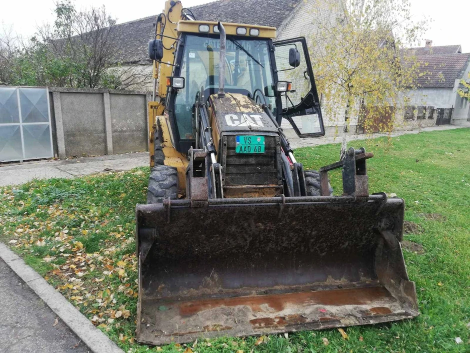 Bager ispred Božidareve kuće