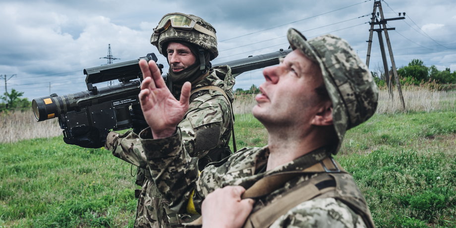 Ukraińscy żołnierze wyjaśniają działanie broni przeciwlotniczej w obwodzie donieckim, Ukraina 14 maja 2022 r. 