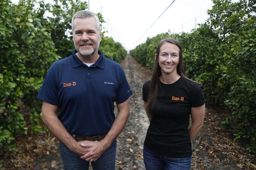 Steven Callaham i Jennifer Schaal z Dundee Citrus Growers Association. 