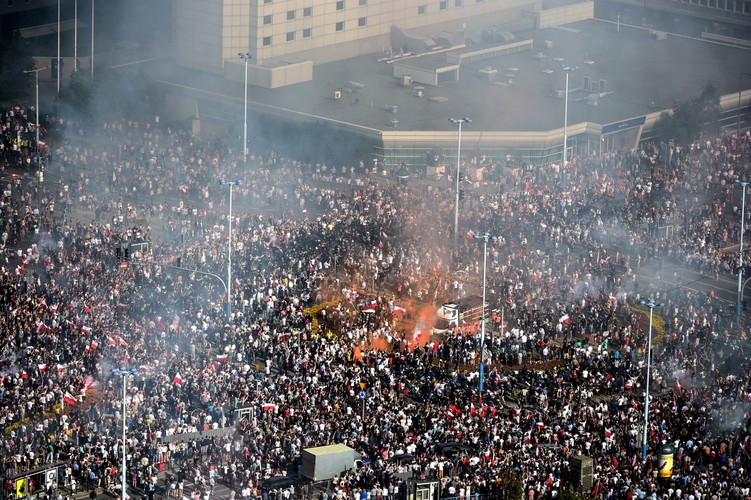 Uczestnicy marszu ONR podczas godziny W na rondzie Dmowskiego w Warszawie - widok z PKiN