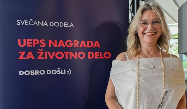 Vanda Kučera sa UEPS nagradom za životno delo 