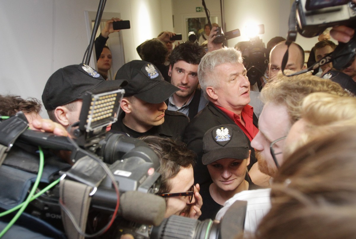 Prokurator i funkcjonariusze ABW weszli do redakcji tygodnika "Wprost" 18 czerwca