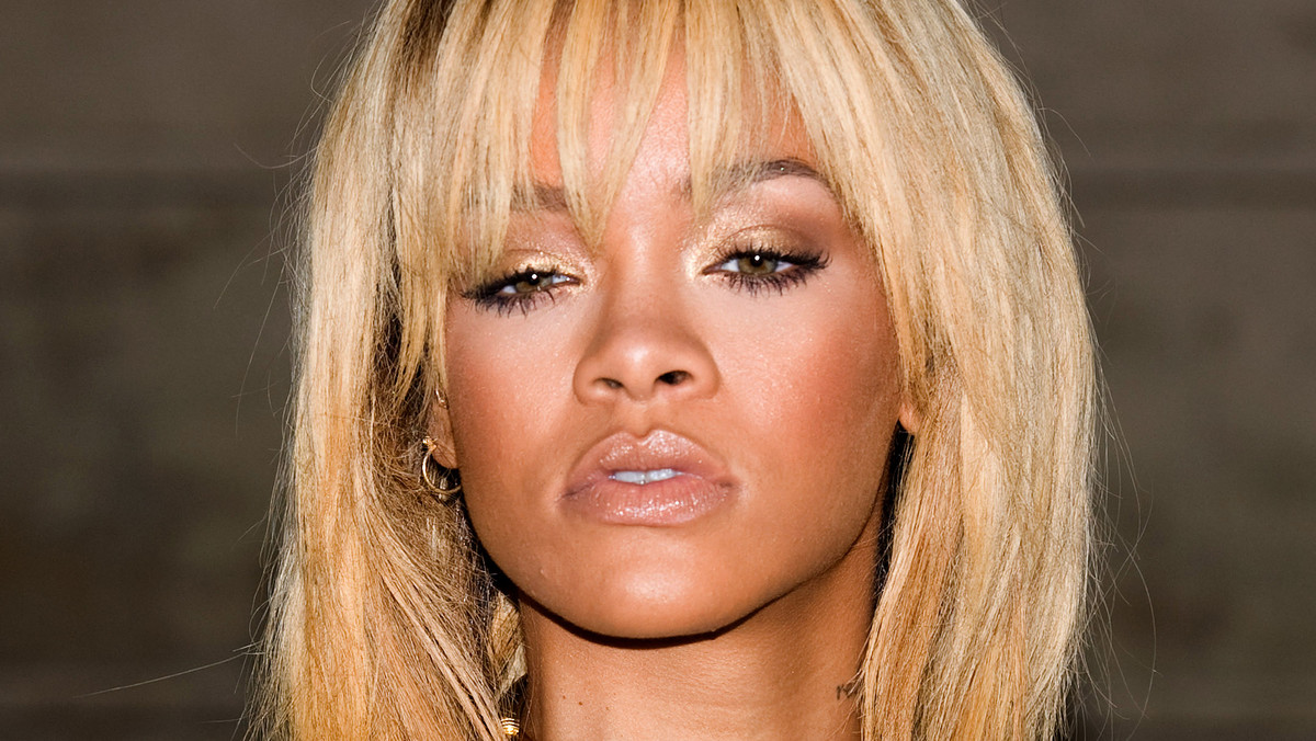 Doniesienia o tym, że Rihanna spotyka się z Ashtonem Kutcherem, wywołały niemałą sensację. Ale jest wiadomość, która może to przebić: otóż seksowna Barbadoska podobno poderwała byłego męża Demi Moore już dwa miesiące temu, a do tej pory parze udawało się utrzymać związek w tajemnicy. Przez wzgląd na swojego nowego bliskiego przyjaciela, Rihanna zaczęła nawet interesować się kabałą!
