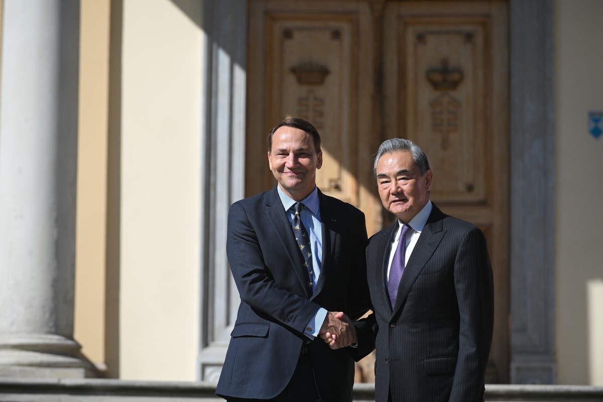 Pruszków, 15.09.2025. Wicepremier, minister spraw zagranicznych RP Radosław Sikorski (L) oraz minister spraw zagranicznych Chińskiej Republiki Ludowej Wang Yi (P) podczas powitania, przed spotkaniem w Ośrodku Reprezentacyjnym MON w Pruszkowie, 15 bm. (mr) PAP/Marcin Obara