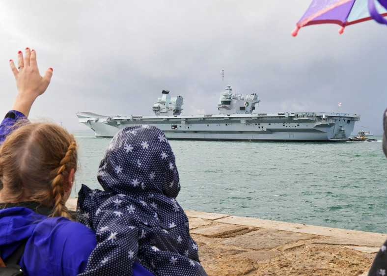 HMS Queen Elizabeth rozpoczyna podróż do USA