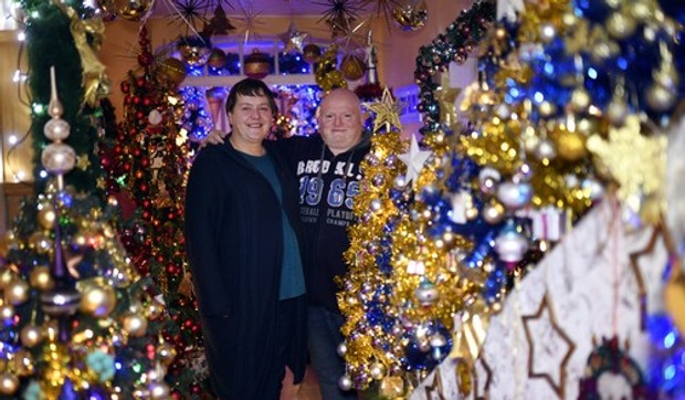 Suzana i suprug među jelkama