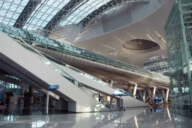 Przez siedem lat z rzędu (2005-2012) było wybierane jako najlepsze lotnisko na świecie przez Airports Council Internaional. Na jego terenie znajduje się pole golfowe, spa, lodowisko, hotel, kasyno, ogród oraz muzeum kultury koreańskiej. Nowoczesne wyposażenie pozwala lotnisku pochwalić się najkrótszym czasem odprawy na świecie – może ona trwać nawet 19 minut, podczas gdy średni czas na innych lotniskach to 60 minut. Nieopodal lotniska powstało New Songdo City, ekologiczne miasto zbudowane dla wygody właśnie w tym miejscu, gdzie mieszczą się biurowce, mieszkania, uniwersytety, szpitale, szkoły i centra kulturowe – słowem wszystko, czego potrzeba zwyczajnemu miastu.