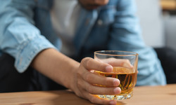 Kiedy nie wolno pić alkoholu? Dziewięć niebezpiecznych sytuacji