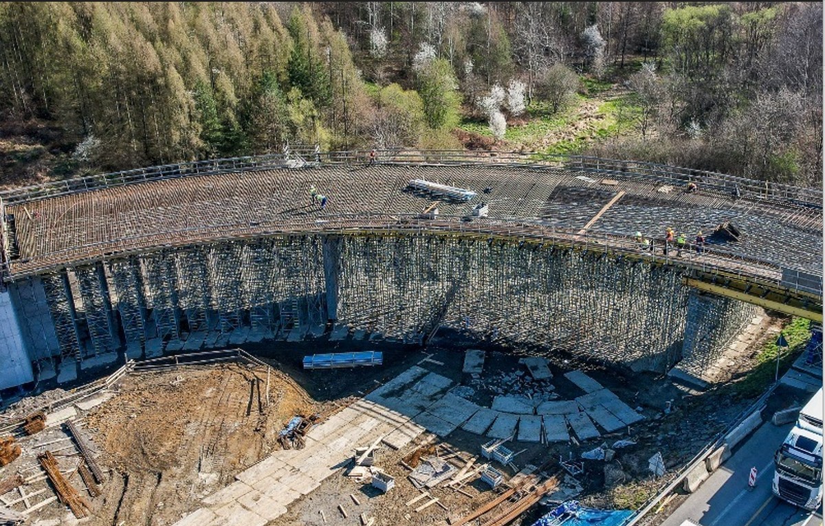 Budowa nowej kładki nad Zakopianką