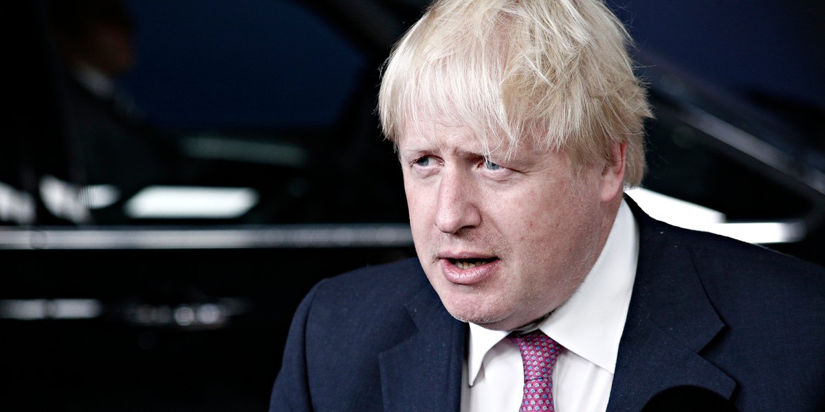 Wzrost gospodarczy w Wielkiej Brytanii rozczarował. Do tego Brytyjczycy muszą mierzyć się z wariantem Omikron. Premier Boris Johnson ogłosił nowe restrykcje. 