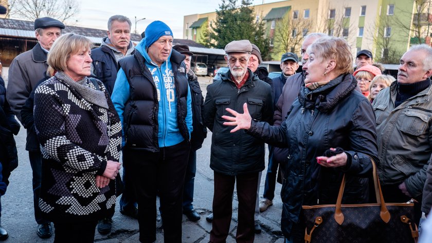 23 marca mieszkańcy omawiali na parkingu strategię działania