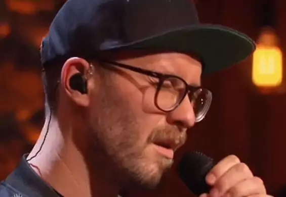 Niemiecki muzyk zaśpiewał w telewizji "Lulajże Jezuniu" tak, że łzy stają w oczach (wideo)